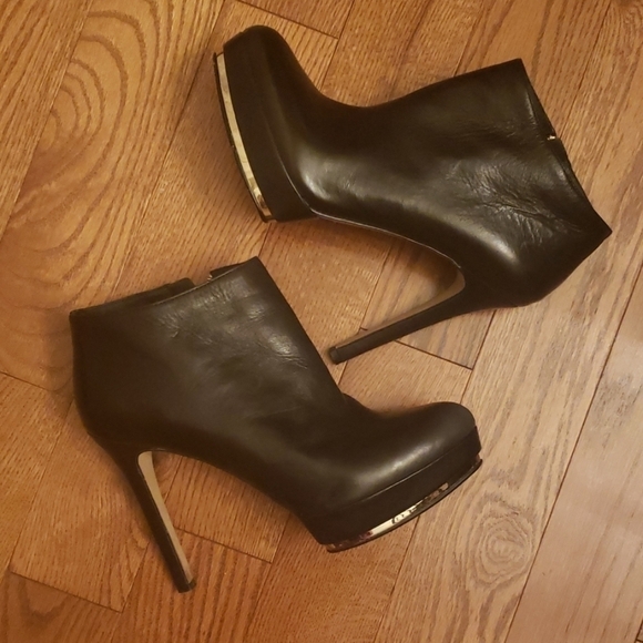 𝅺VINCE CAMUTO BLACK leather booties. Size 9.5 - Picture 1 of 8